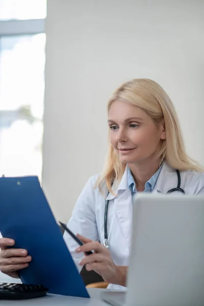 Documento di lettura del medico donna preoccupato in ufficio — Foto Stock