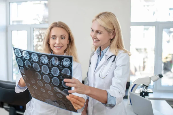 Dos médicos felices discutiendo MRT scan — Foto de Stock