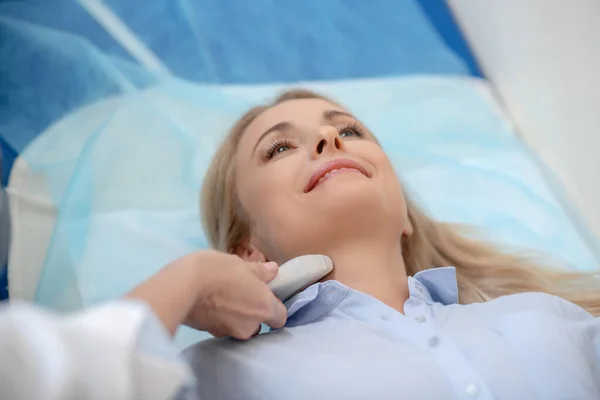 Жінка під час ультразвукового дослідження шиї — стокове фото