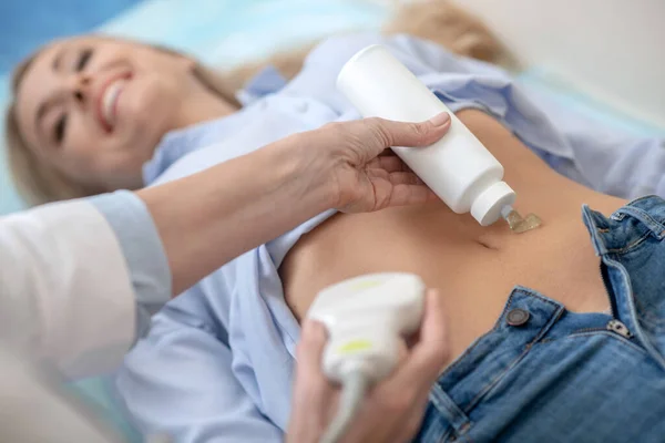 Médicos manos con sensor y gel sobre el abdomen del paciente — Foto de Stock
