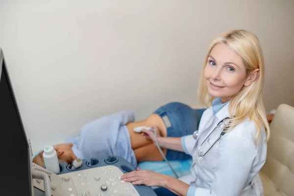 Médico realizando exame de ultra-som e paciente deitado — Fotografia de Stock