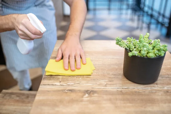 Manos masculinas limpiando la superficie de la mesa en el café —  Fotos de Stock