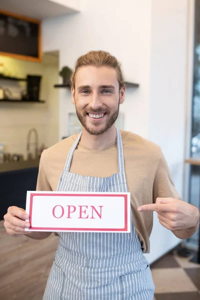 Homem feliz mostrando que o café está aberto — Fotografia de Stock