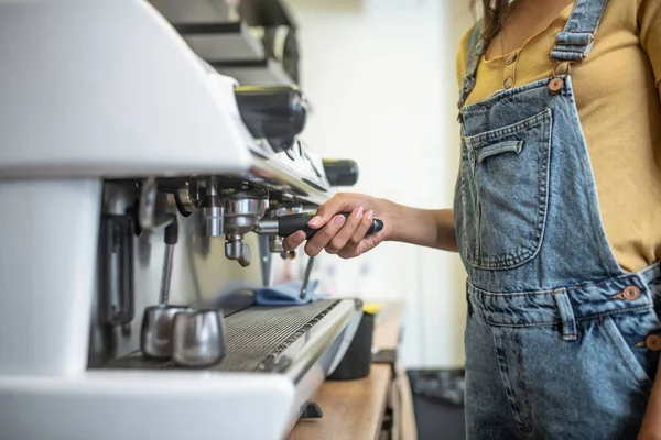 Palanca de mano femenina de la máquina de café —  Fotos de Stock