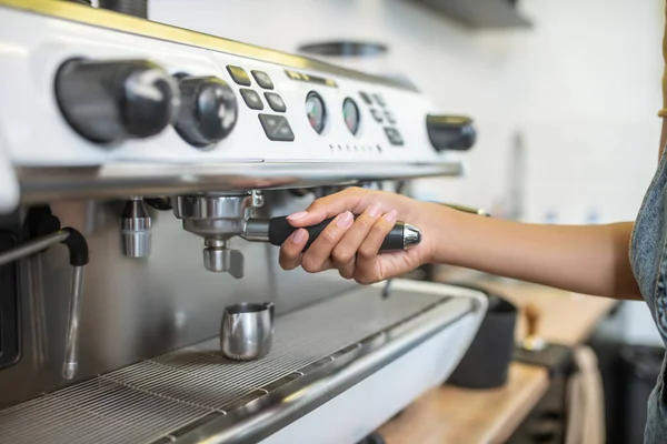 Femme tenant la main titulaire de la machine à café — Photo