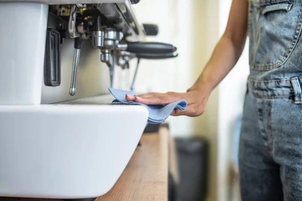 Damenhand mit Serviette auf Kaffeemaschine — Stockfoto