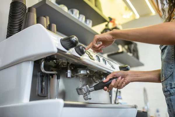 Női kéz tisztító szűrő kávéfőző gép — Stock Fotó