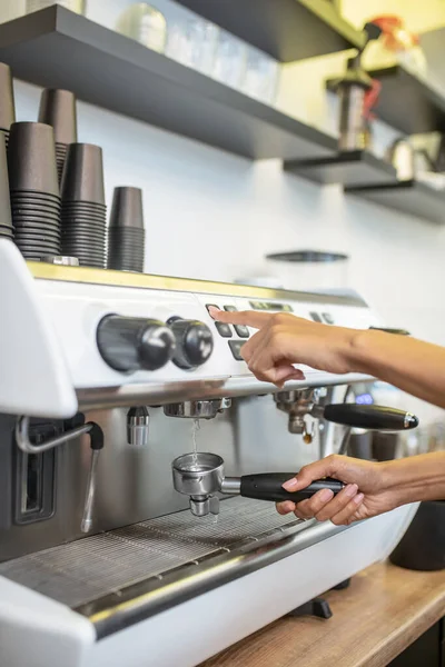 Mains féminines près de la machine à café — Photo