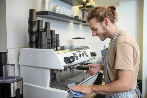Homme de profil essuyant la machine à café dans le café — Photo