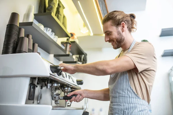 Sachkundiger Mann reinigt Filter der Kaffeemaschine — Stockfoto