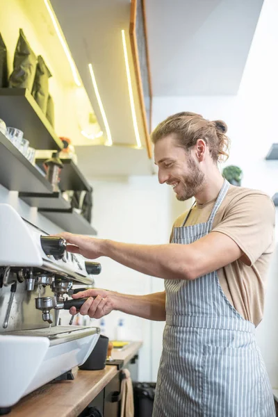 Hombre adulto joven ocupado cerca de la máquina de café —  Fotos de Stock