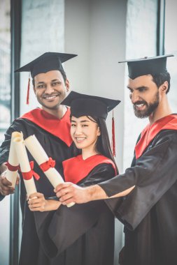 Havan topu giymiş genç insanlar mutlu ve neşeli görünüyorlar.