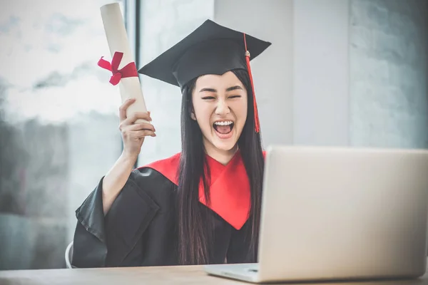 Schattig aziatisch lachende afgestudeerde met haar diploma en op zoek gelukkig — Stockfoto