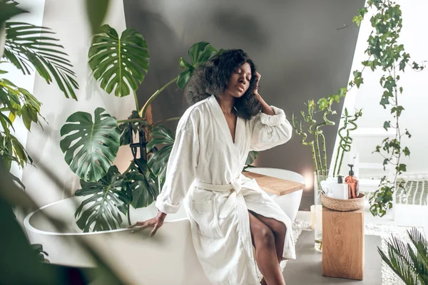 Африканская американка в белом халате в ванной — стоковое фото