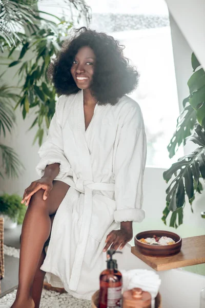 Hübsche Afroamerikanerin verbringt Zeit in einem Wellness-Salon — Stockfoto