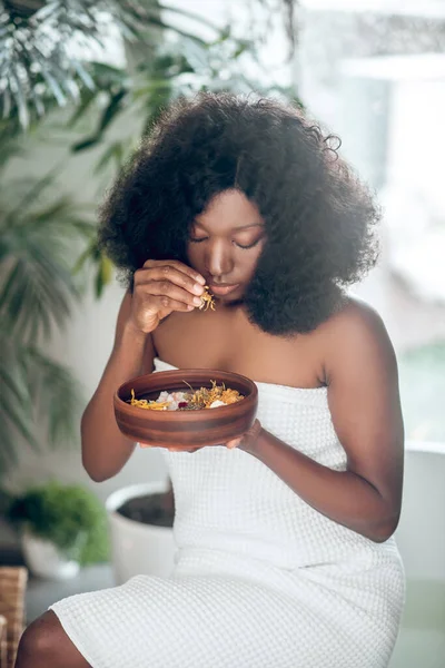 Hübsche Afroamerikanerin verbringt Zeit in einem Wellness-Salon — Stockfoto