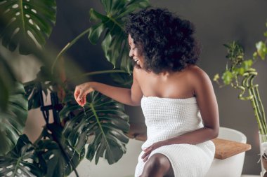 Koyu tenli güzel bir gün geçiren tatlı bir kadın.