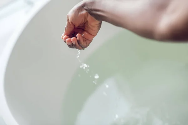 Nahaufnahme eines weiblichen Gliedes im Wasser — Stockfoto