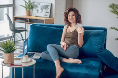 Genç ve güzel bir kadın online alışveriş yapmayı planlıyor.