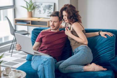 Çift internetten düzenli ödeme yapıyor ve ilgili görünüyor