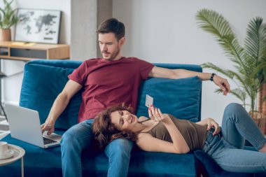 Evde biraz zaman geçirip online alışveriş yapmayı planlıyorum.