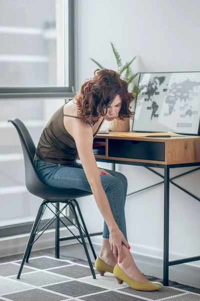 Mujer tocando sus pies doloridos en un zapato nuevo — Foto de Stock