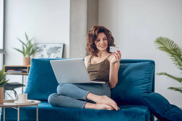 Jonge mooie vrouw van plan om wat online winkelen te doen — Stockfoto