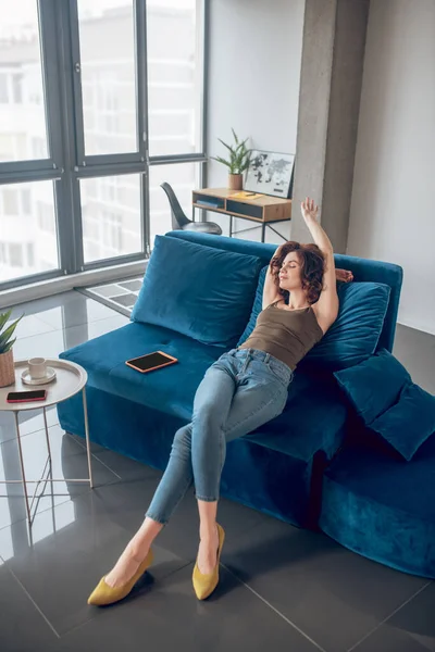 Joven mujer morena que parece relajada mientras pasa tiempo en casa — Foto de Stock