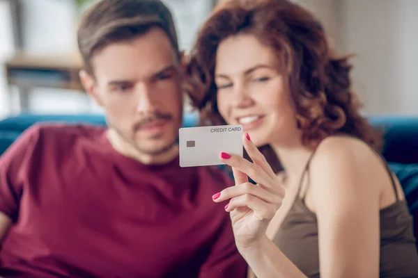 Pareja joven eligiendo algo para comprar en línea — Foto de Stock