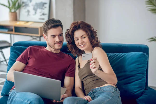 Pareja joven eligiendo algo para comprar en línea — Foto de Stock