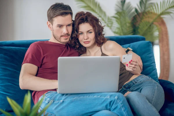 Молодая милая пара планирует купить что-нибудь в интернете — стоковое фото