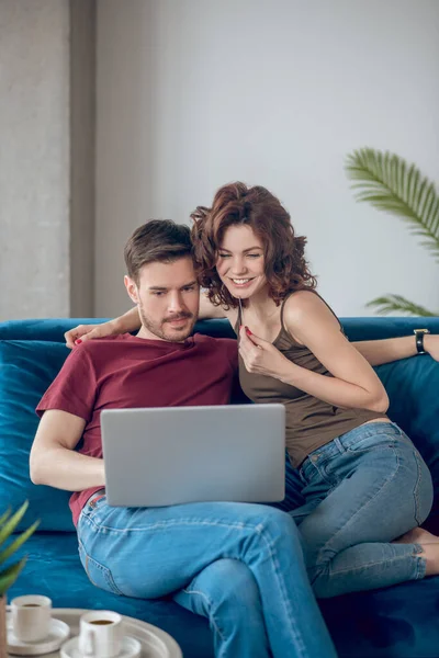 Jovem casal bonito planejando comprar algo online — Fotografia de Stock