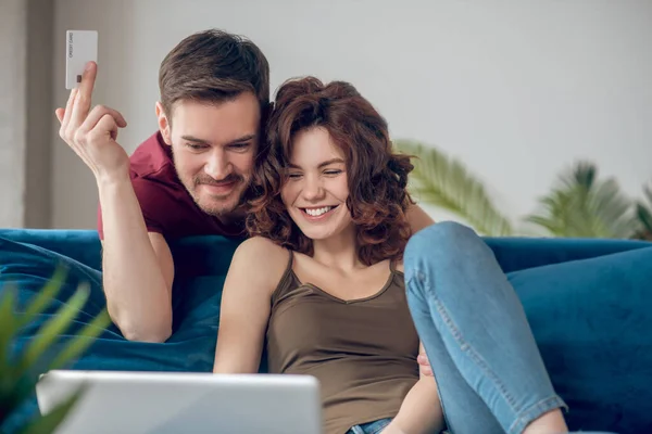 Un par de spedning tiempo en casa y la planificación de compras en línea — Foto de Stock