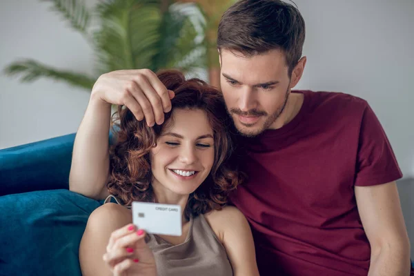 Ein junges Paar diskutiert, was man online kaufen kann — Stockfoto