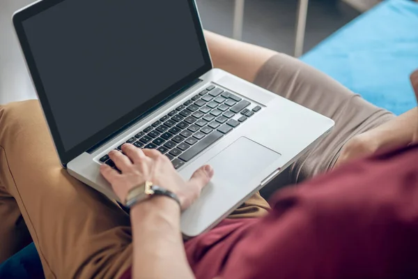 Nahaufnahme Bild einer Frau mit Laptop — Stockfoto