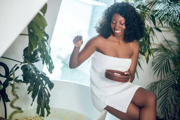 Довольно темнокожая женщина проводит день в спа в ванной — стоковое фото