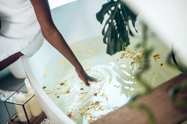 Довольно темнокожая женщина проводит день в спа в ванной — стоковое фото