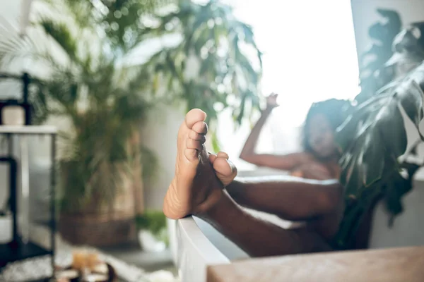 Mooie jonge vrouw het hebben van een bad en kijken ontspannen — Stockfoto