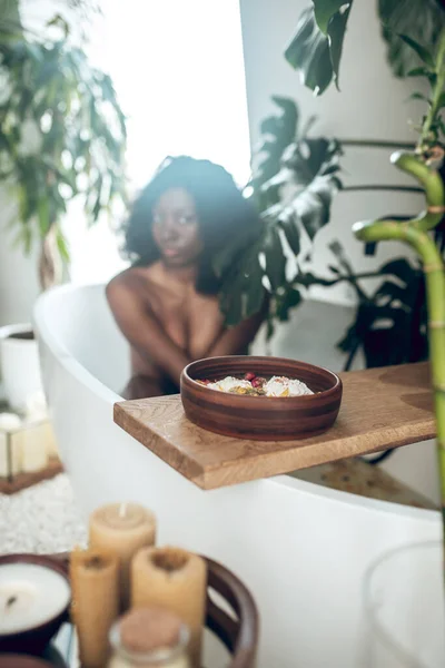 Schöne junge Frau mit einem Bad und sieht entspannt aus — Stockfoto