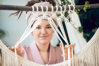 Dalgalanan ve pozitif görünen sevimli genç bir kadın.