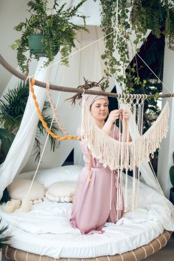 Dalgalanan ve pozitif görünen sevimli genç bir kadın.