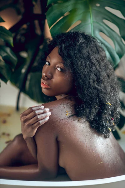 African american beautiful naked woman enjoying a bath — Stock Photo, Image