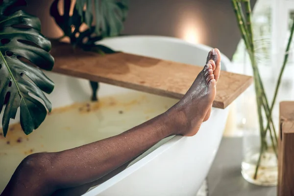 Close up pictures of female legs in a bath — Stock Photo, Image