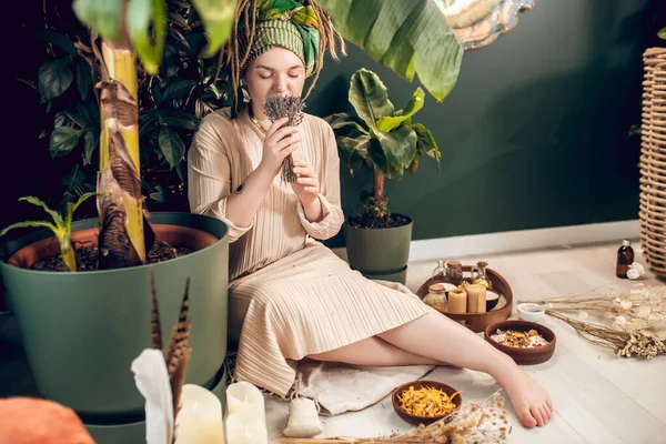 Ayurvedic therapist mixing herbs for medicine preparation — Stock Photo, Image