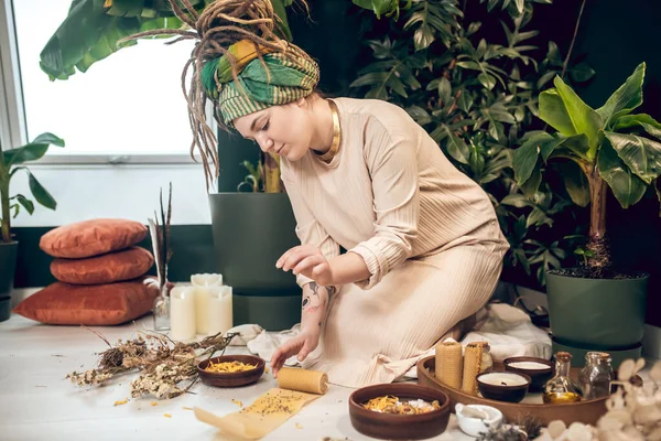 Ayurvedic healer dealing with natural ingridients and looking busy — Stock Photo, Image