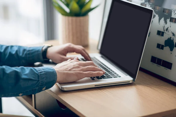 Foto ravvicinata di mani di uomini che digitano su un computer portatile — Foto Stock