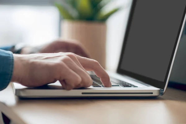 Fechar imagem de mãos de homens digitando em um laptop — Fotografia de Stock