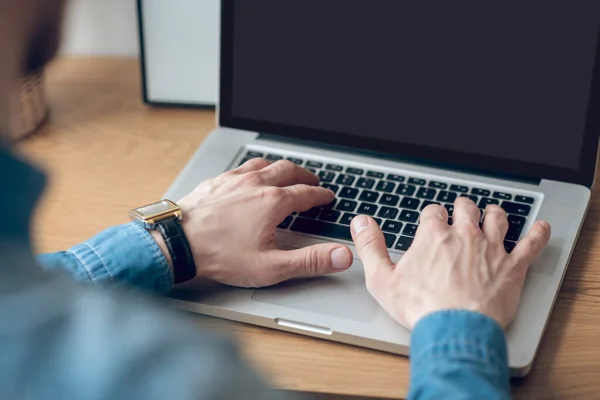 Fechar imagem de mãos de homens digitando em um laptop — Fotografia de Stock