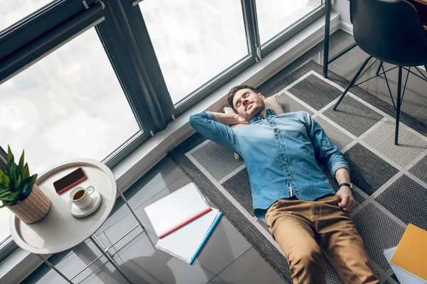 Vista superior de un hombre descansando después de un día de trabajo — Foto de Stock