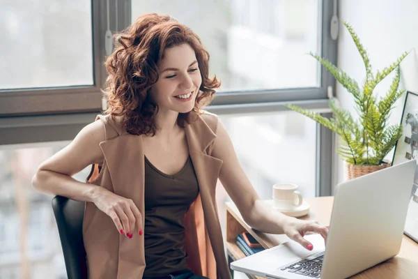 Junge Frau sitzt am Fenster und macht Selfie — Stockfoto